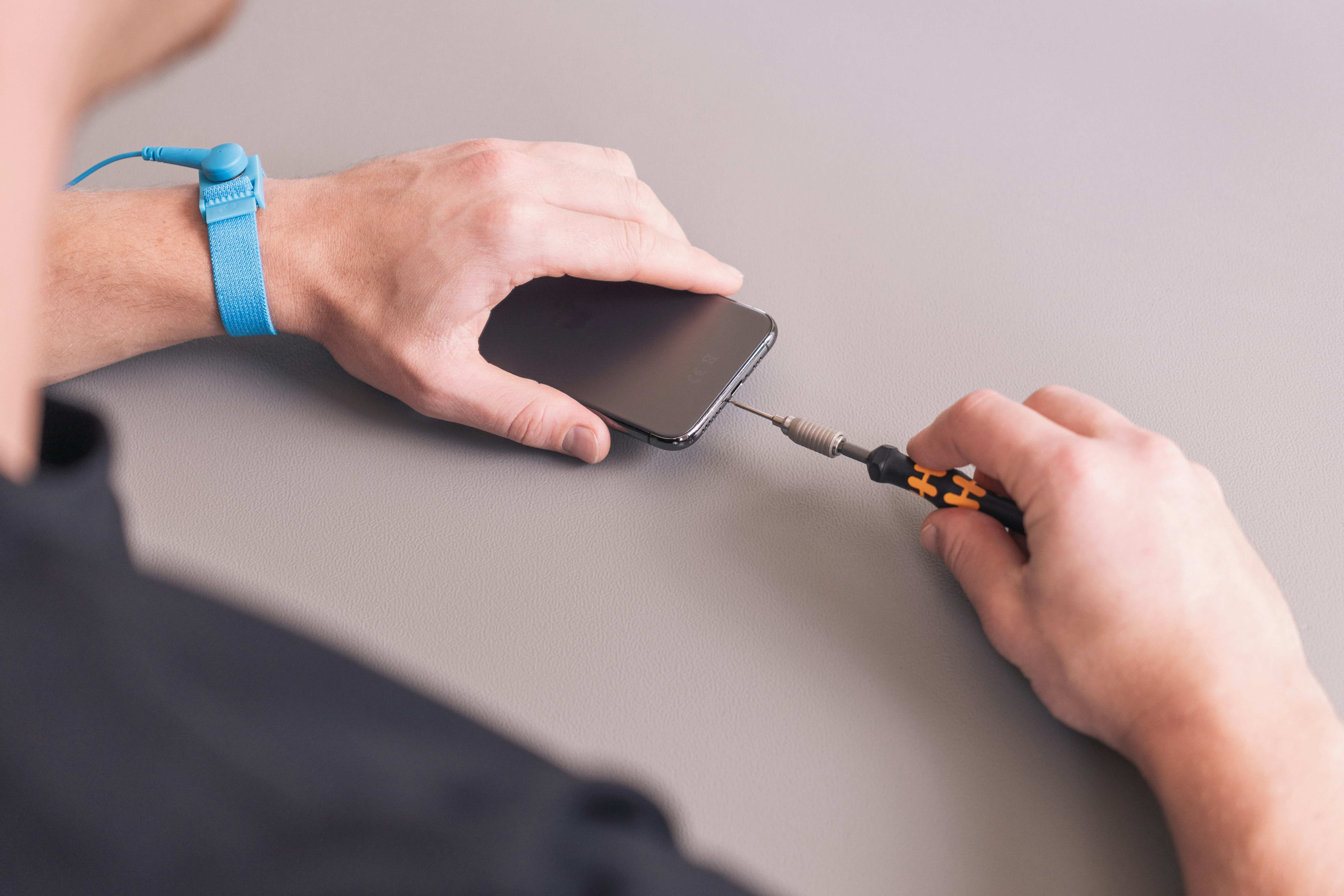 Servisní oprava telefonu na pracovním stole